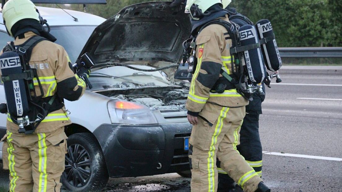 Auto in brand op de A1 bij Holten