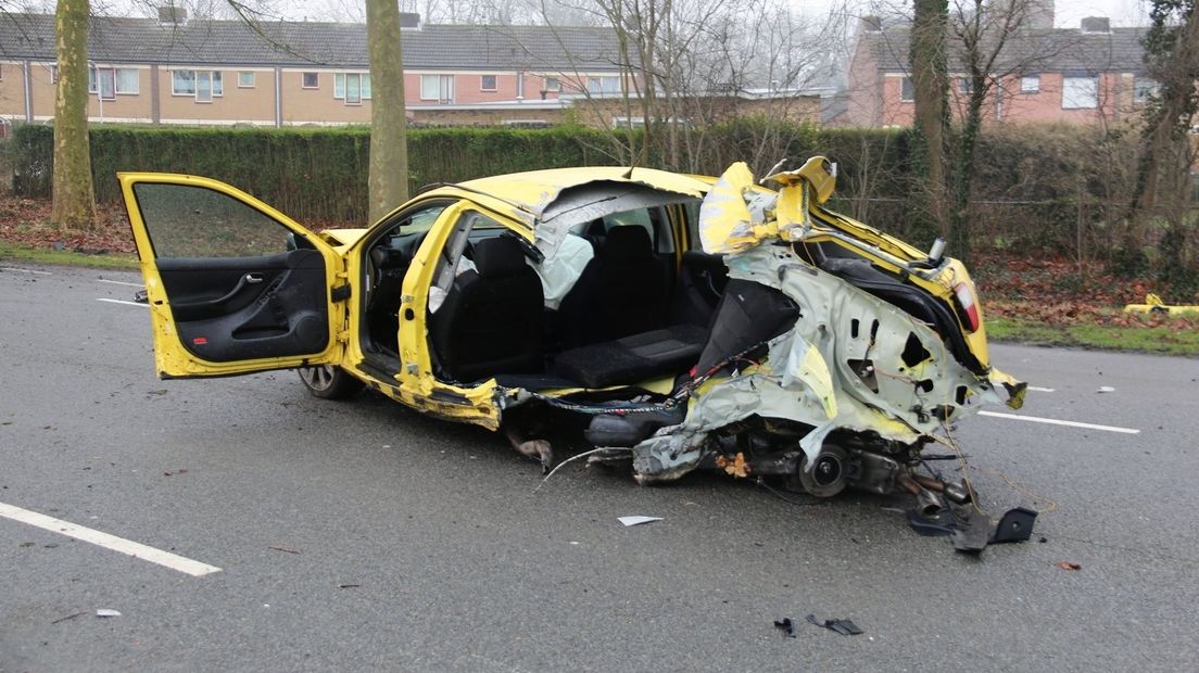 Auto opengereten bij eenzijdig ongeluk in Hengstdijk (video)