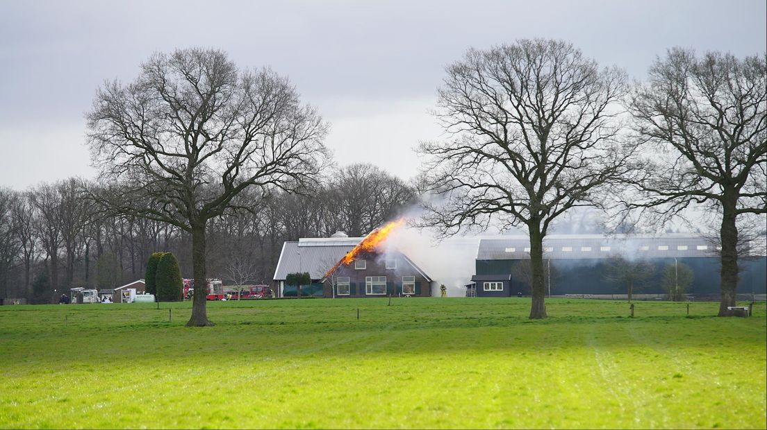 Grote brand bij boerderij in Wesepe