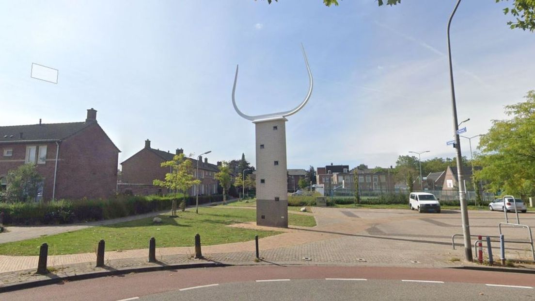 Beeld van stier op Danielsplein.