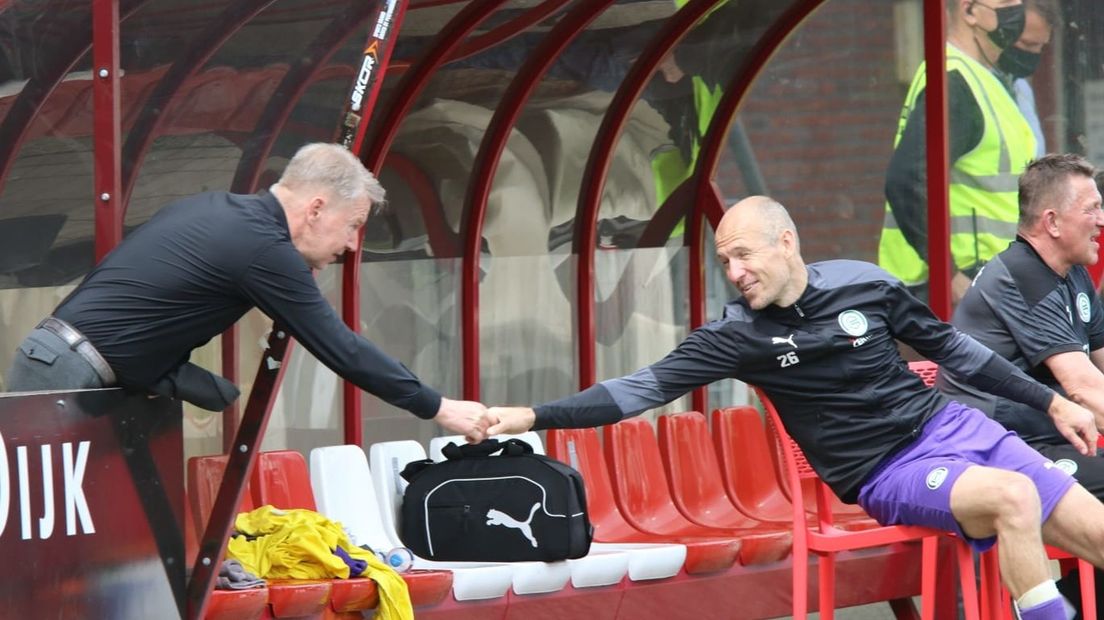 Ronald Lubbers feliciteert Arjen Robben, de man of the match tegen FC Emmen
