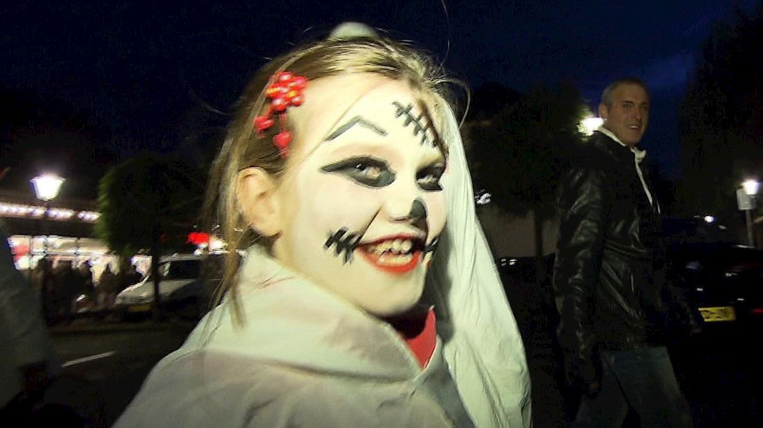 Honderd kinderen lopen halloweenoptocht in Delden