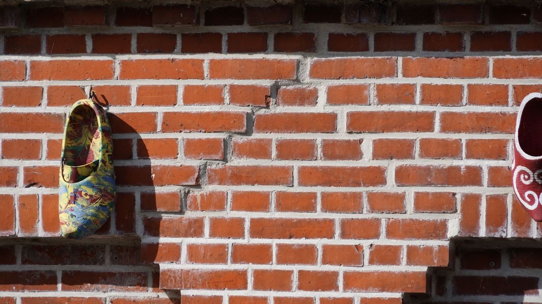 Aardbevingschade aan een woning in Wirdum