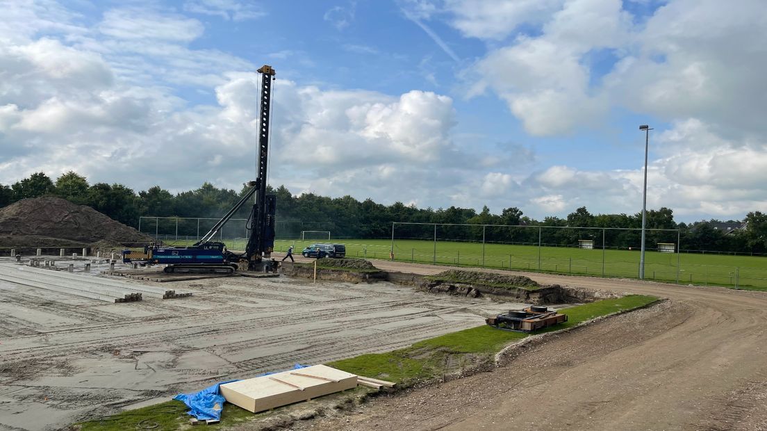 Meer dan tweehonderd heipalen geven het gebouw een stevig fundament