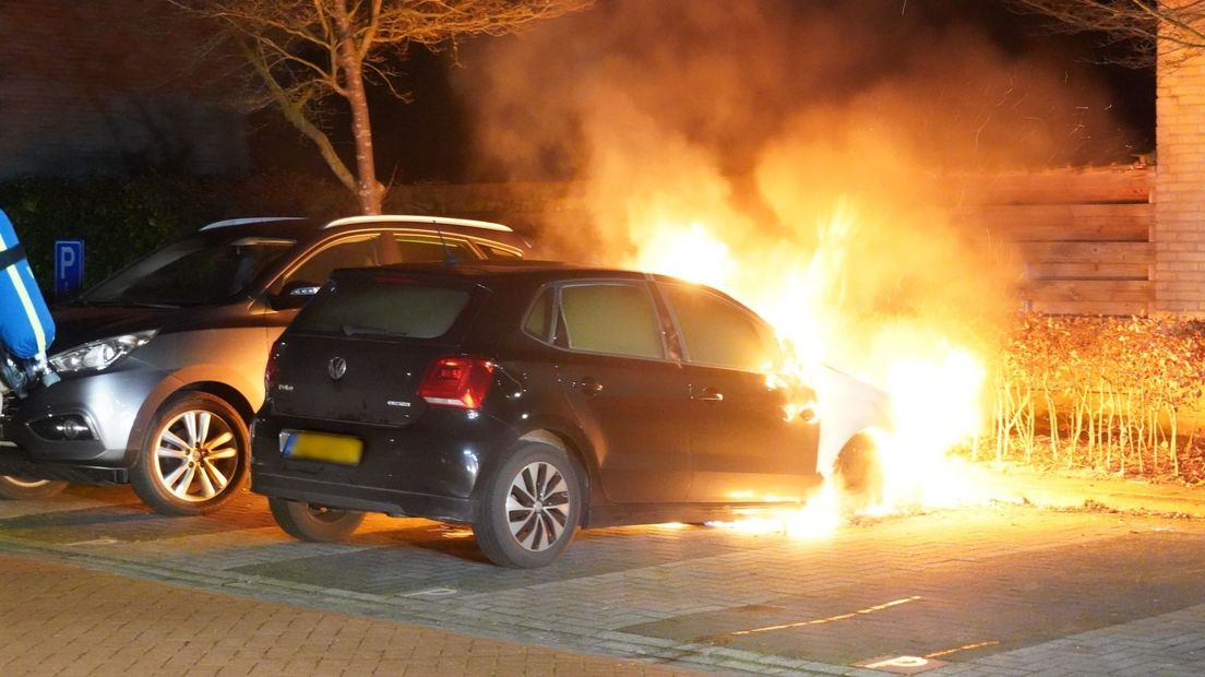 Politie onderzoekt brandstichting bij autobrand in Meppel - RTV Drenthe