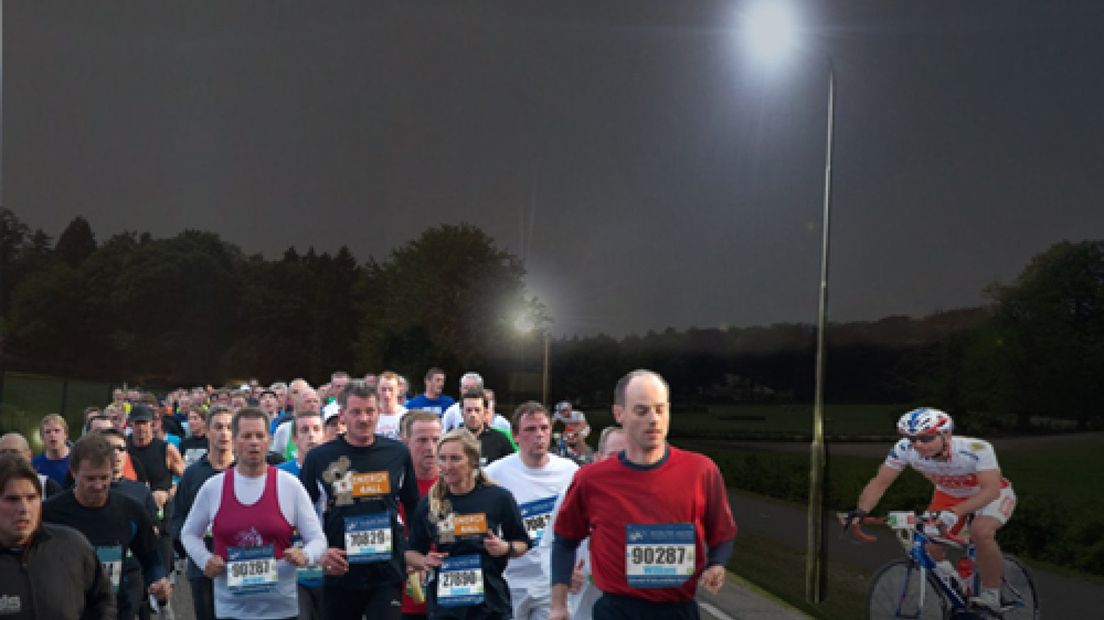 Bij Berg en Dal is zaterdag getest of wielrenners tijdens de Zevenheuvelennacht, 16 november, voor straatverlichting kunnen zorgen.
								


$(document).ready(function(){
	createJwPlayerMultipleFiles('cover_container_1611623','http://www.omroepgelderland.nl/web/show/id=1839498/cachetimeout=30/elementHolder=1611409/elementId=1611623/jellycontentids=2042550/mediahost=media.omroepgelderland.nl/ssiObjectClassName=nl.gx.webmanager.cms.mediarepository.MediaCollectionElement/ssiObjectId=1611623/thumbnailHeight=280/thumbnailWidth=500/timing=201505060419/webid=26098/presentationid=338526','http://www.omroepgelderland.nl/web/show/id=1839498/cachetimeout=30/elementHolder=1611409/elementId=1611623/jellycontentids=2042550/mediahost=media.omroepgelderland.nl/ssiObjectClassName=nl.gx.webmanager.cms.mediarepository.MediaCollectionElement/ssiObjectId=1611623/thumbnailHeight=280/thumbnailWidth=500/timing=201505060419/webid=26098/presentationid=338526/mobile=true',false,false,500,280);
	$.ajax({
		type: "GET",
		url: "http://rss.omroepgelderland.nl.kpnis.nl/public/playlist.php?data=" + escape("http://www.omroepgelderland.nl/web/show/id=1839498/cachetimeout=30/elementHolder=1611409/elementId=1611623/jellycontentids=2042550/mediahost=media.omroepgelderland.nl/ssiObjectClassName=nl.gx.webmanager.cms.mediarepository.MediaCollectionElement/ssiObjectId=1611623/thumbnailHeight=280/thumbnailWidth=500/timing=201505060419/webid=26098/presentationid=338526"),
                dataType: "xml",
		success: function(xml) {
			$('#playlist_list').append('Media bij dit artikel');
			$('#playlist_list').append('');
			$(xml).find('track').each(function(){
				var type = $(this).find('type').text();
				var title = $(this).find('title').text();
				var location = $(this).find('location').text();
				$('#playlist_ol').append(''+title+' \(' + type.toLowerCase() + '\)');
			});
			$('#playlist_list').append('');
		}
	});
});



					In het parcours zit 2,1 kilometer zonder straatverlichting.