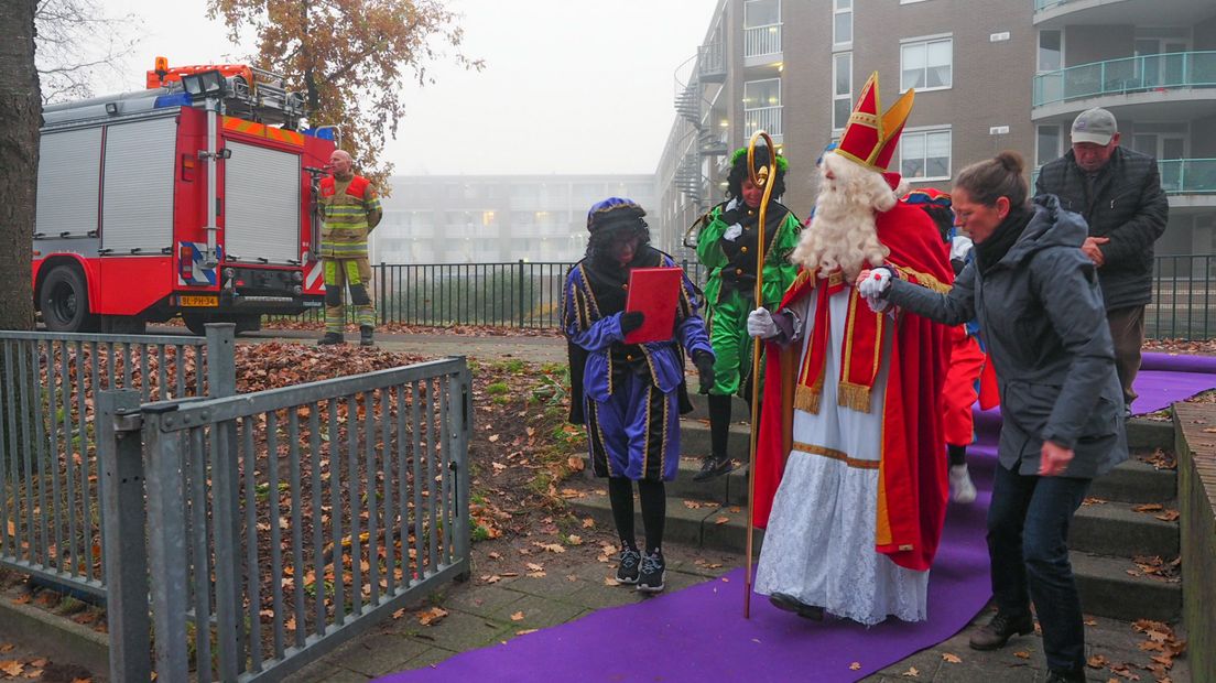 Sinterklaas gaat als de brandweer bij De Kameleon in Amersfoort