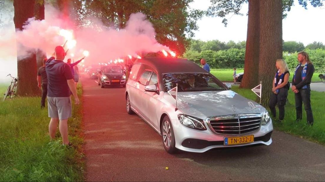 Een indrukwekkende laatste groet aan de overleden busschauffeur Gerrit Oordt