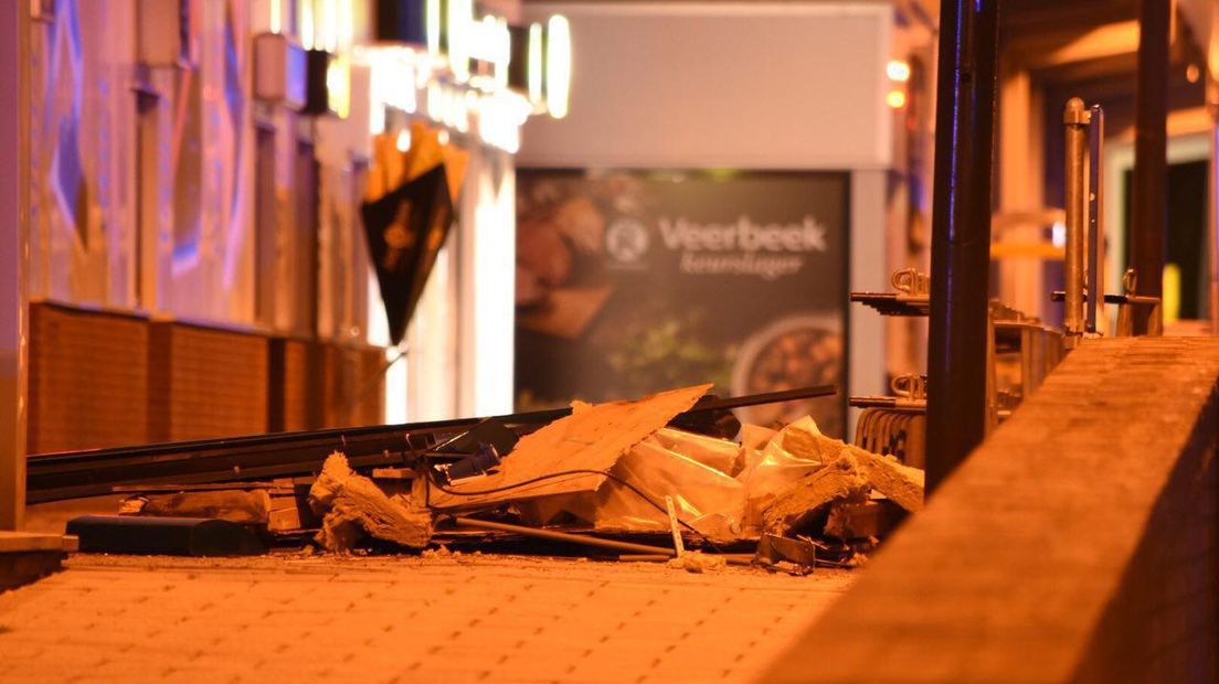 De opgeblazen gevel waar de pinautomaat in zat (Rechten: RTV Drenthe/De Vries Media