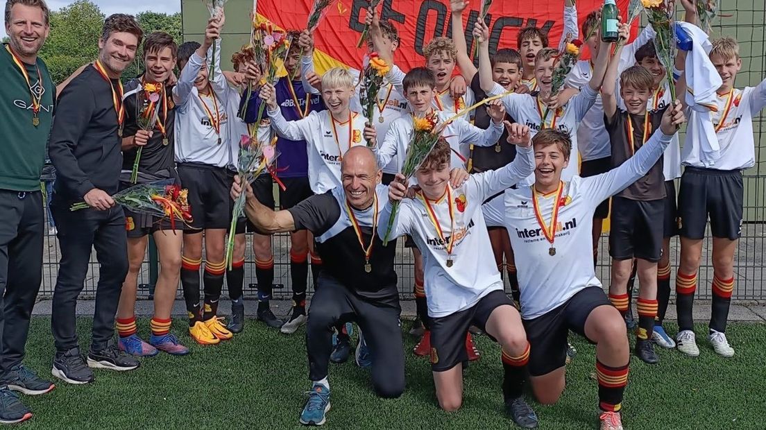 Arjen Robben met naast zich Len de Bont, Tijmen Schipper achter hem en zoon Luka helemaal rechts