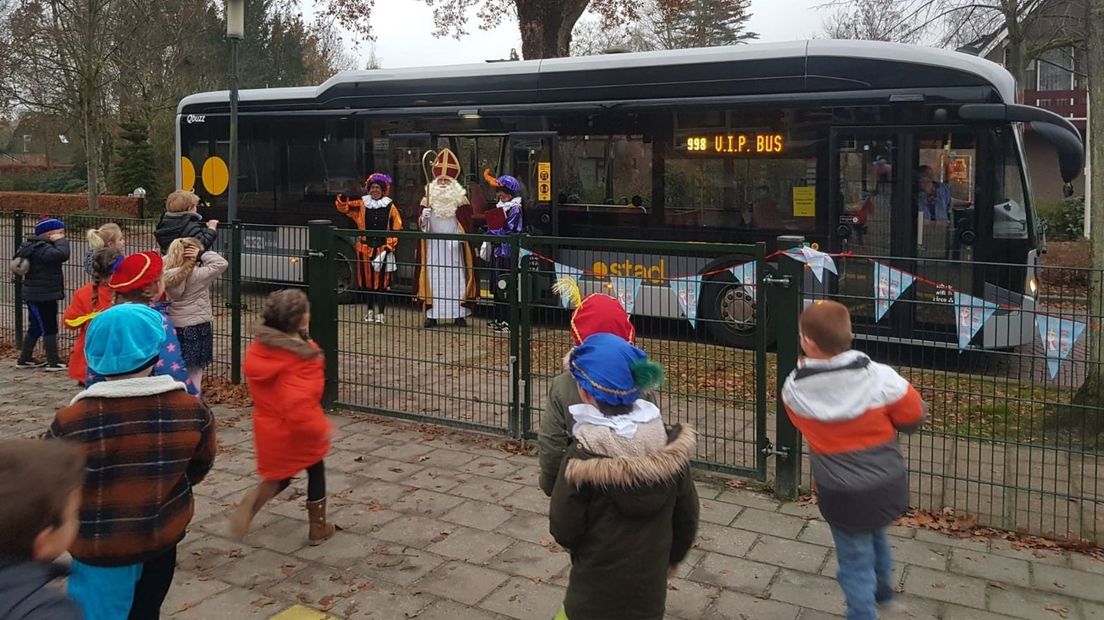 Sint komt aan met de bus (Rechten: OBS De Esdoorn)