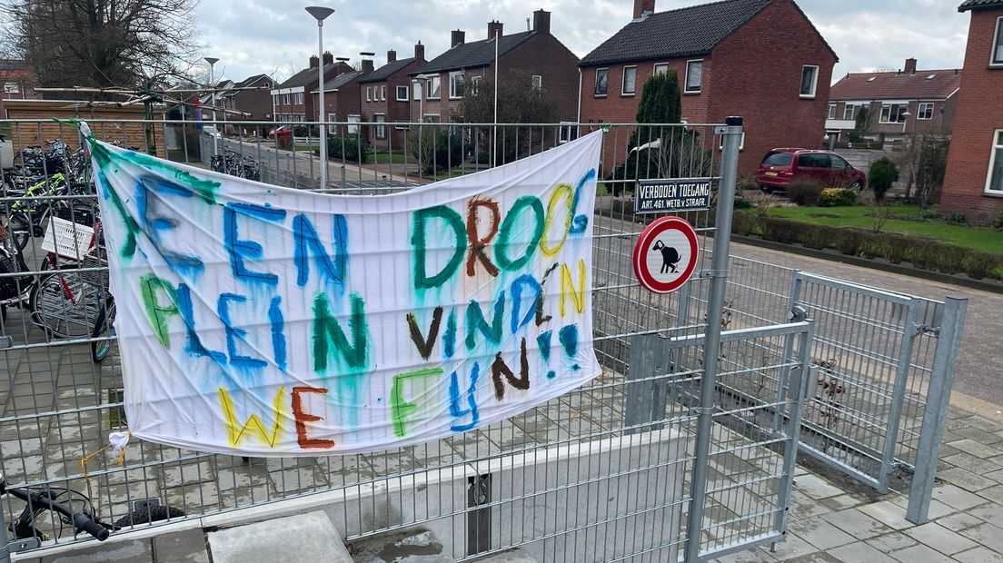 Een ander spandoek met de tekst 'Een droog plein vinden we fijn'