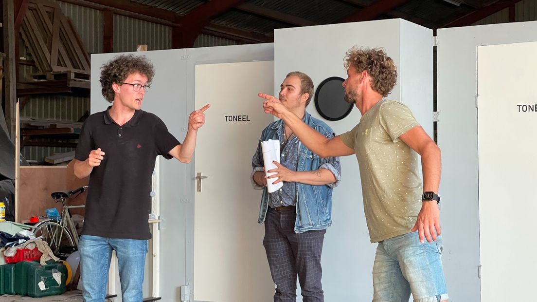 Bas van der Heide, Corné Kosse en Nick Kamerling tijdens de repetitie van 'Samen of Alleen'