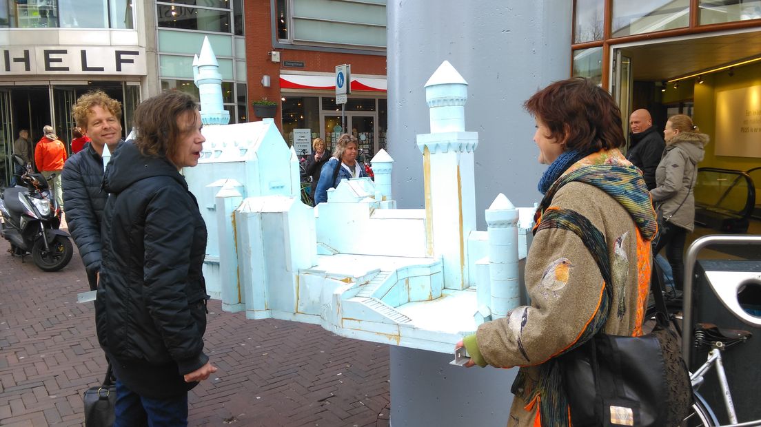 Bezoekers van de Arnhemse binnenstad konden zaterdag zomaar kunst tegen het lijf lopen. Elf kunstenaars deden daar mee aan de eerste editie van 1UURtentoontstelling.