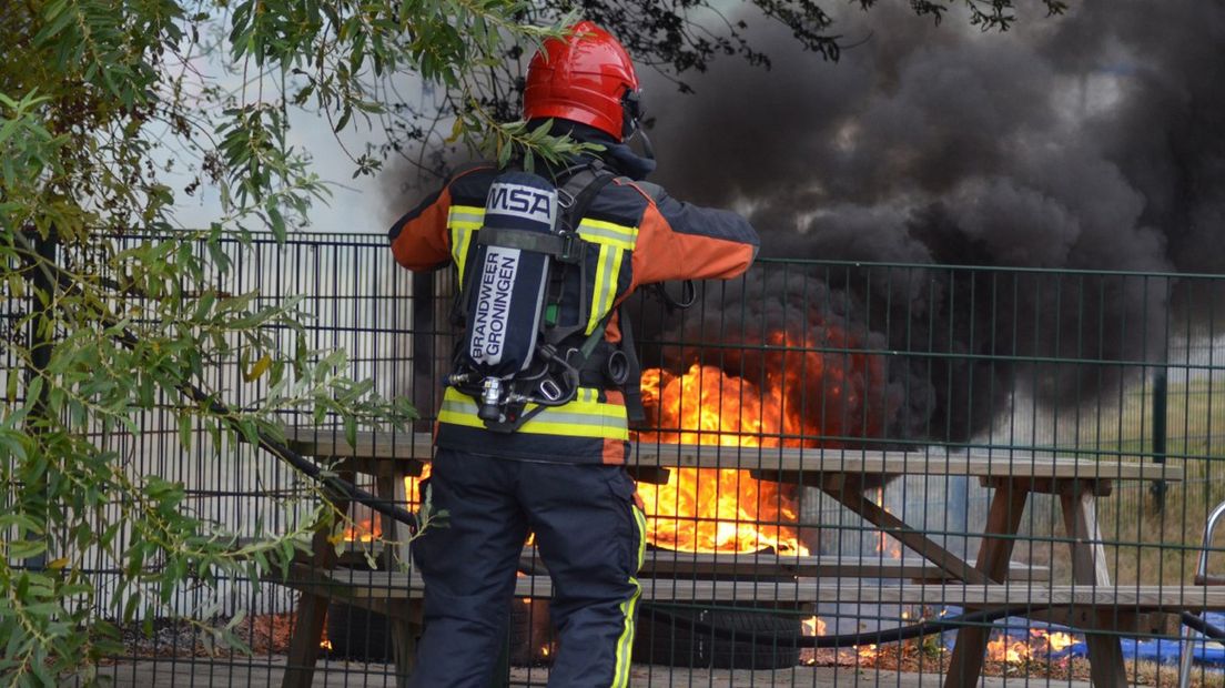Bandenbrand bij speeltuin Ballorig leidt tot veel rook