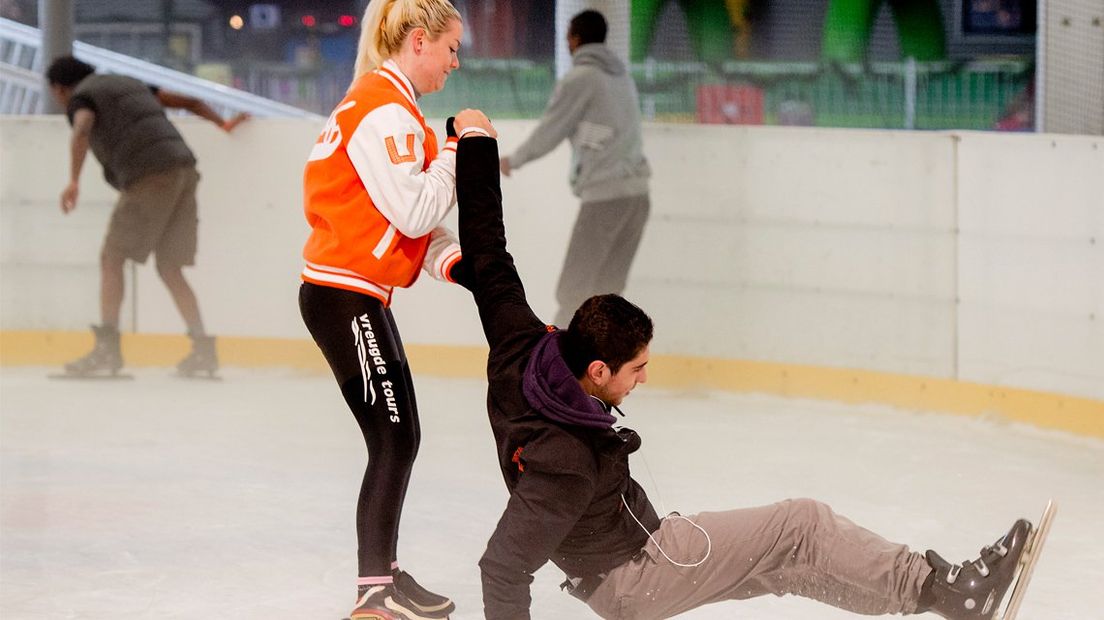 Vluchtelingen leren schaatsen in De Uithof in Den Haag