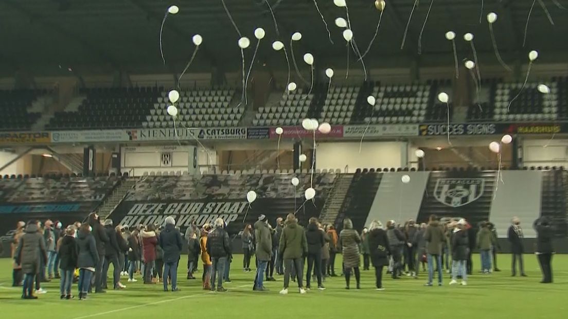 De herdenking voor Lotte in het stadion van Heracles Almelo