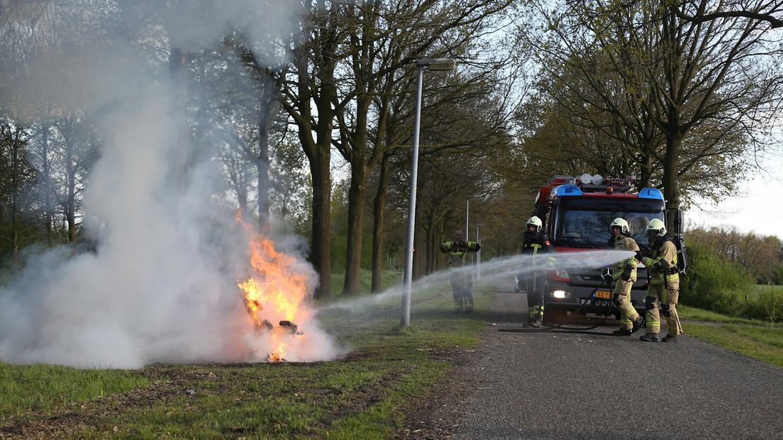 Parkbankje vat vlam in Almelo