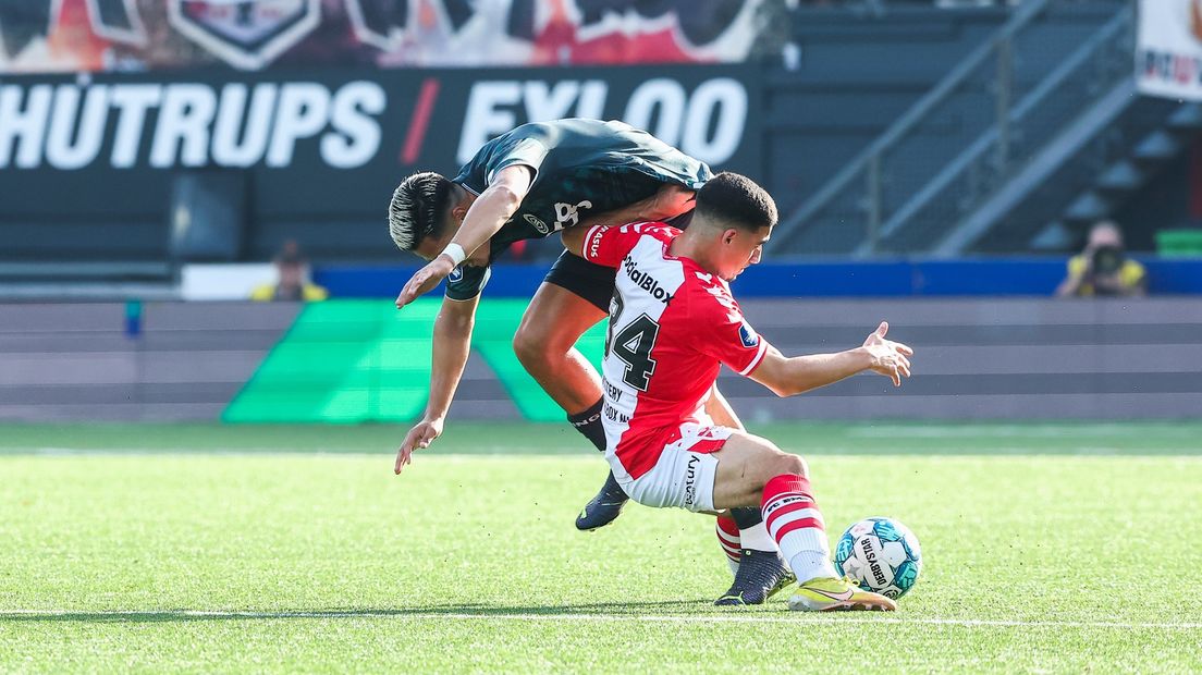 Ragnar Oratmangoen kan hier niet bij de bal en was tegen FC Emmen een tegenvaller
