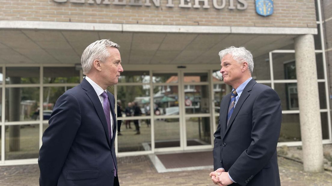 Staatssecretaris Eric van der Burg en burgemeester Jaap Velema