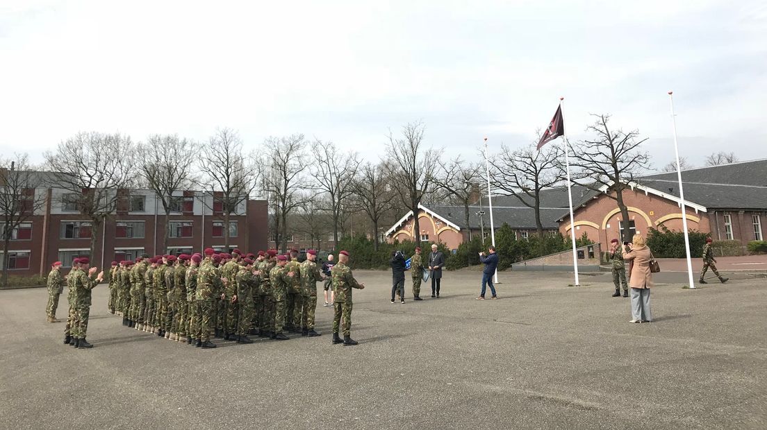 De militairen die worden uitgezonden op de appelplaats van de kazerne in Assen (Rechten: RTV Drenthe/Jeroen Kelderman)
