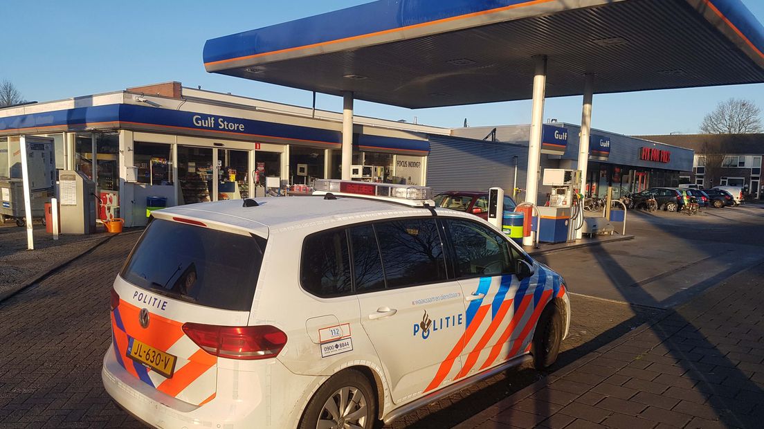 Politieonderzoek bij het tankstation na de overval (Rechten: Persbureau MeteR)