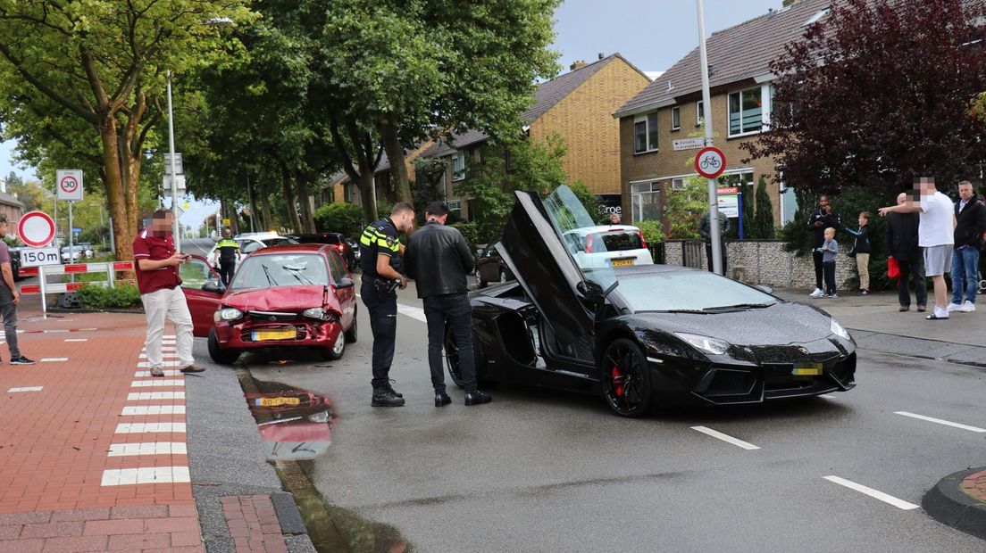 112-nieuws | Dure Lamborghini van achter aangereden - Voetganger aangereden door tram - Omroep West