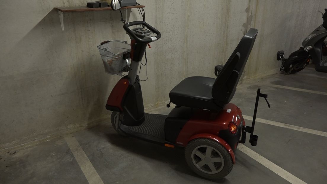 Dieven in Arnhem hebben het voorzien op accu's van scootmobielen. De accu's leveren al gauw een paar honderd euro op, maar voor de slachtoffers van zo'n diefstal is het leed veel groter.