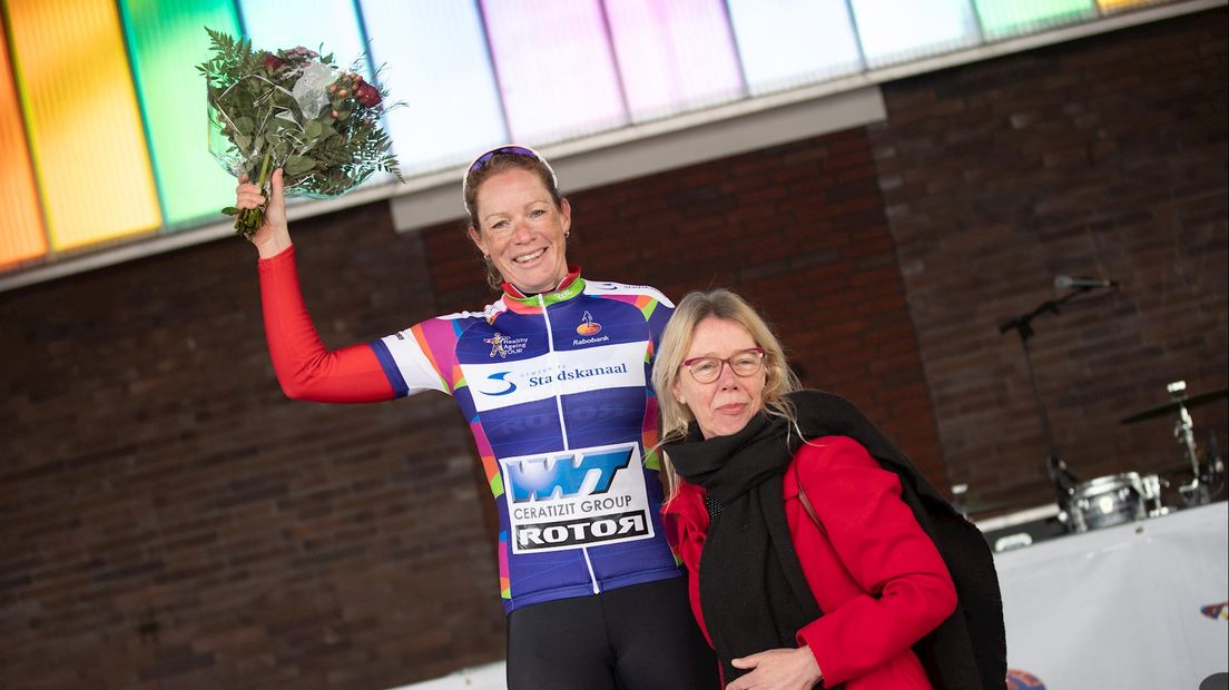 Kirsten Wild viert haar overwinning