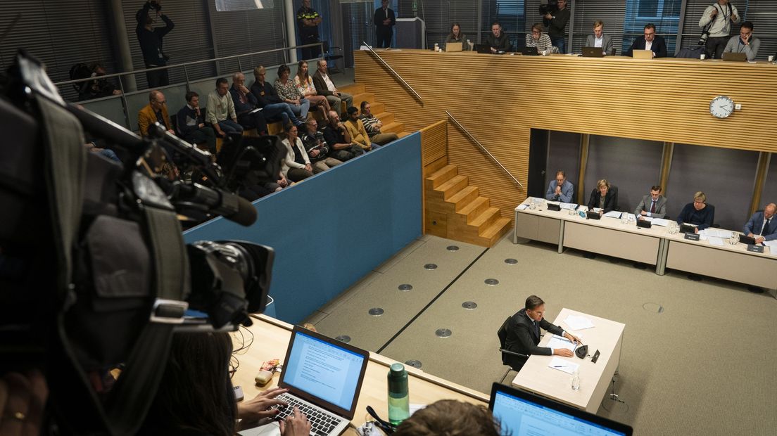 Een volle Enquetezaal tijdens het verhoor van premier Rutte