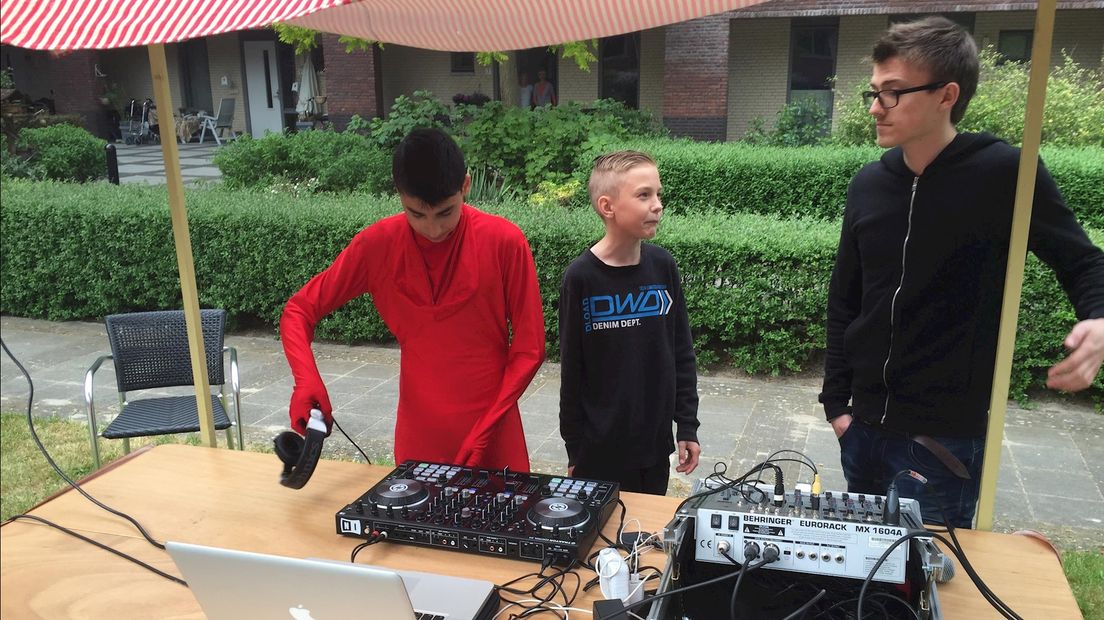 Veertien jarige DJ draait voor ouderen