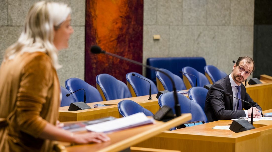 Minister Eric Wiebes en Sandra Beckerman tijdens het debat over schadeafhandeling
