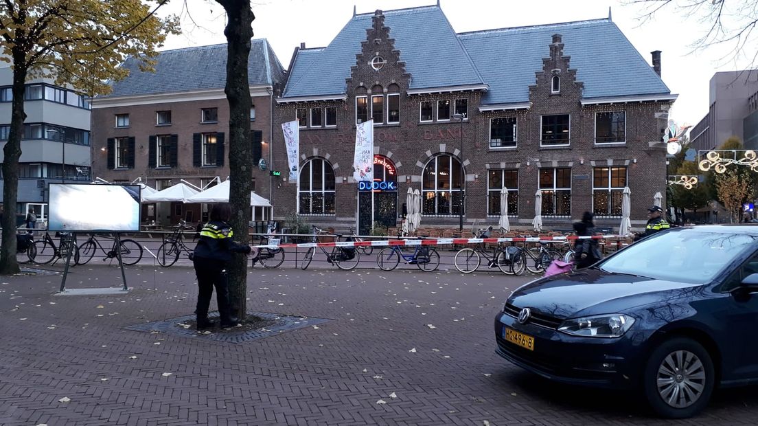 Het gemeentehuis in Arnhem wordt donderdagmiddag ontruimd vanwege de vondst van een verdacht pakketje.