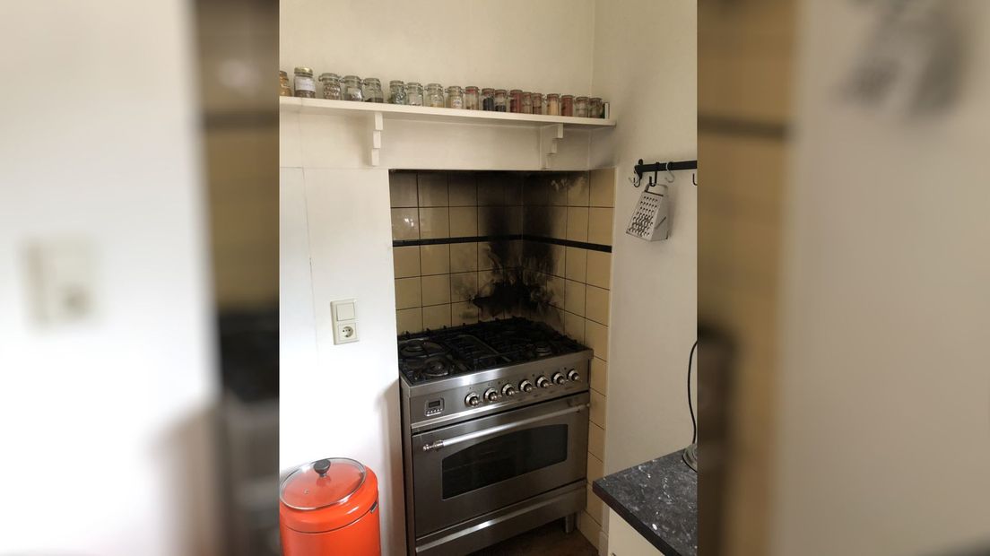 Keukenbrand ontstaan door vlam in de pan