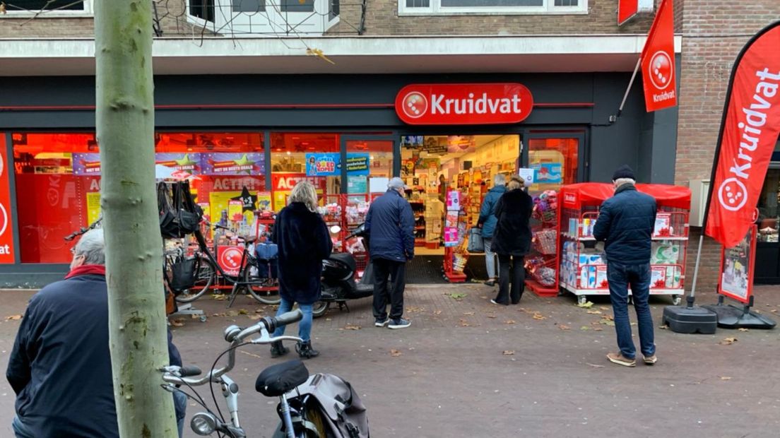 Drukte bij een drogisterij in Leek