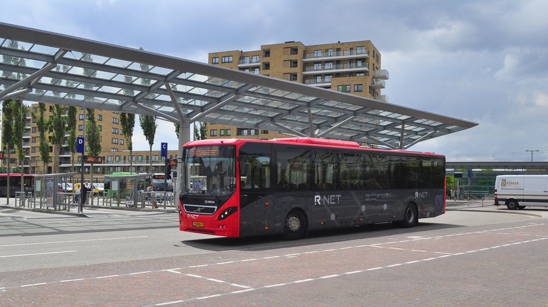 om betaalbaarheid busvervoer tussen Alphen en Schiphol Omroep West