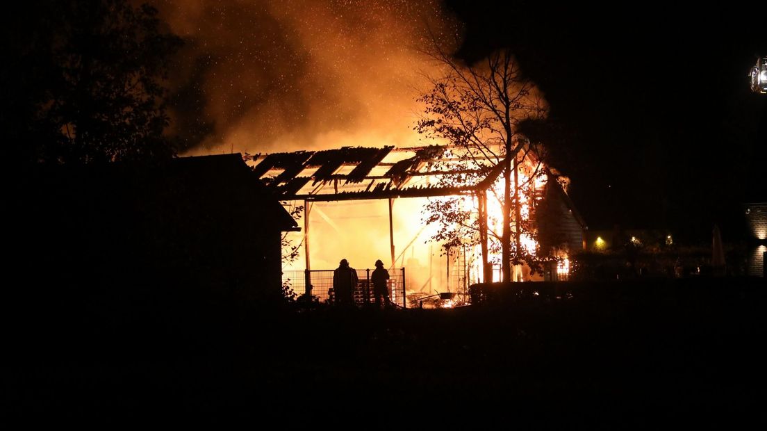 Bij de brand kwam asbest vrij, maar dat kwam niet op de openbare weg terecht.