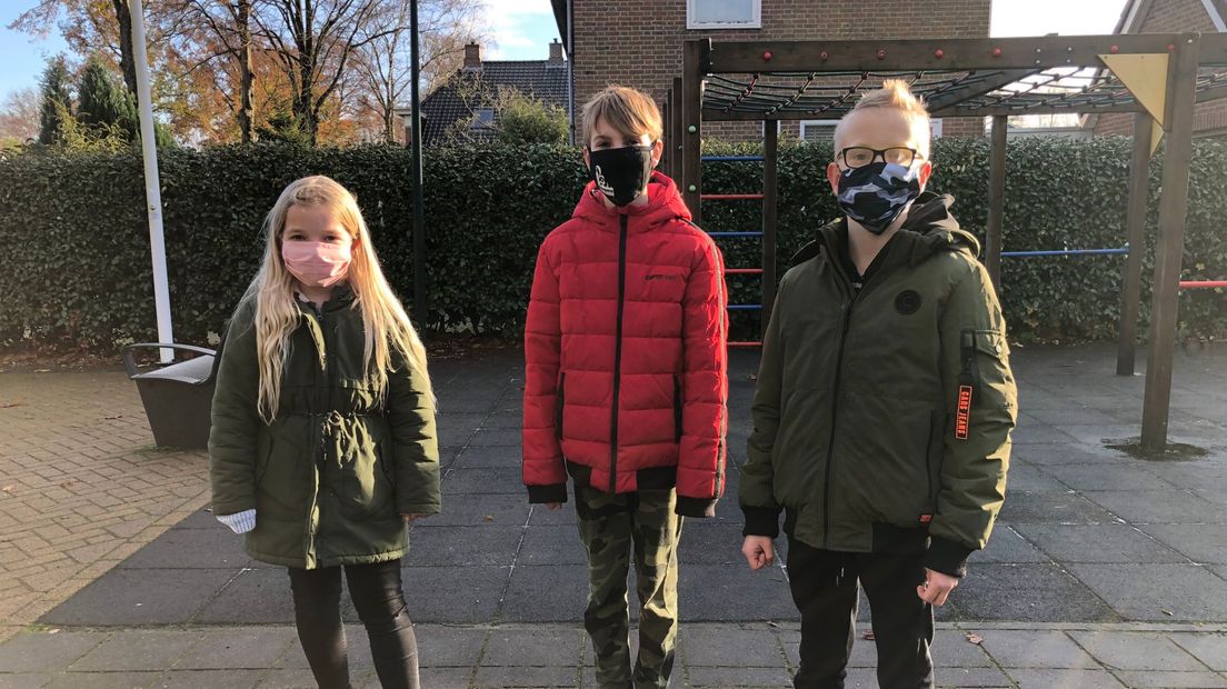Anne (groep 6) Florenteijn (groep 8) en Giel (groep 7) moeten vandaag een mondkapje op