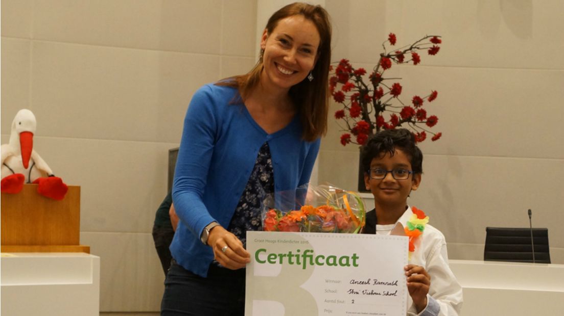 Aneesh (rechts) wint met zijn eerste plaats 200 euro aan schoolboeken.