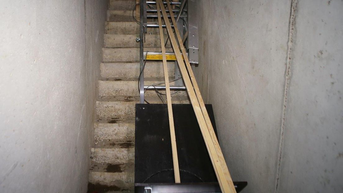 Een kwekerij met bouwlift voor zware materialen (zoals potgrond) en een afvoerpijp voor de warme lucht. Dat heeft de politie donderdagmiddag aangetroffen onder een schuur in Hoenzadriel (gemeente Maasdriel). 'Ik werk al tientallen jaren bij de politie, maar heb nog nooit zo'n professionele kwekerij gezien', zegt een politiewoordvoerder.