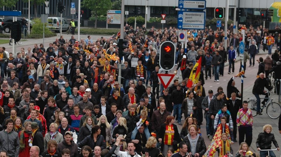 Supporters kijken wedstrijd op groot scherm
