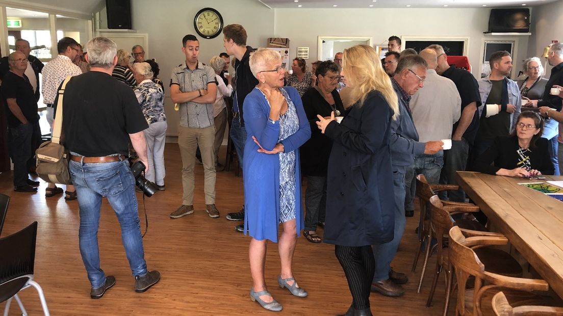 Dorpsbewoners komen samen in het dorpshuis