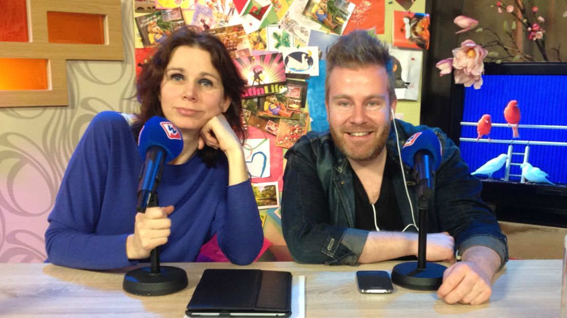 Ed Struijlaart aan het werk bij Omroep West met Debby Roukens