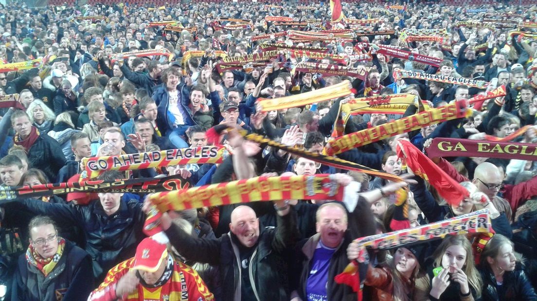 Supporters onthalen spelers Go Ahead Eagles