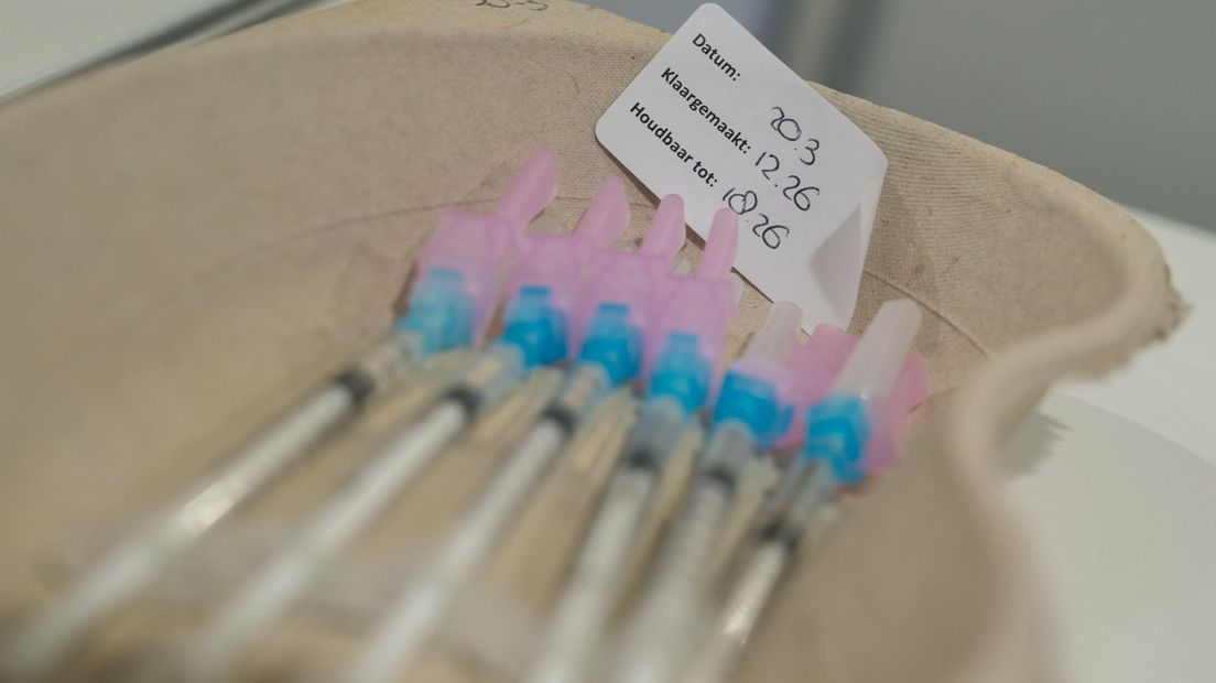 injectienaalden met coronavaccins, klaar voor gebruik