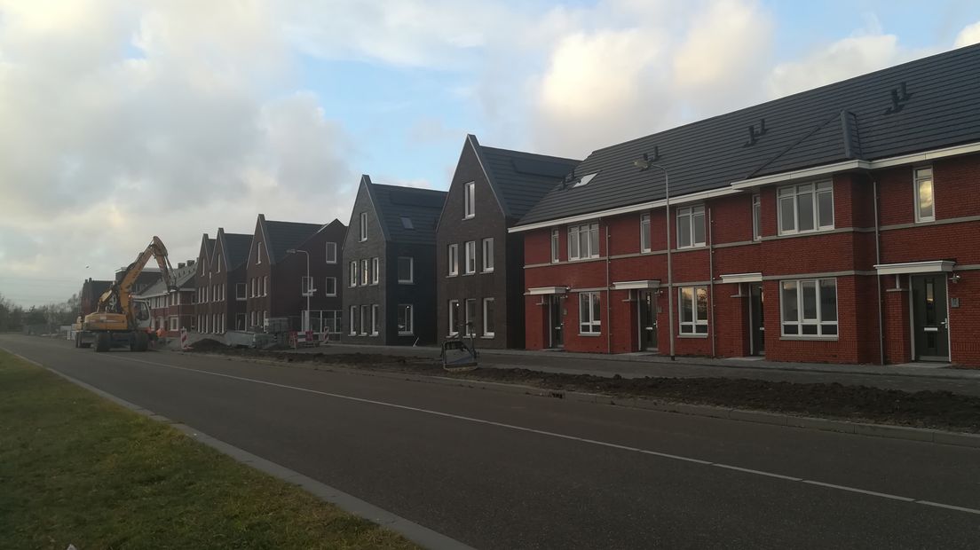 Een deel van de wijk is af, maar links wordt nog druk gebouwd.