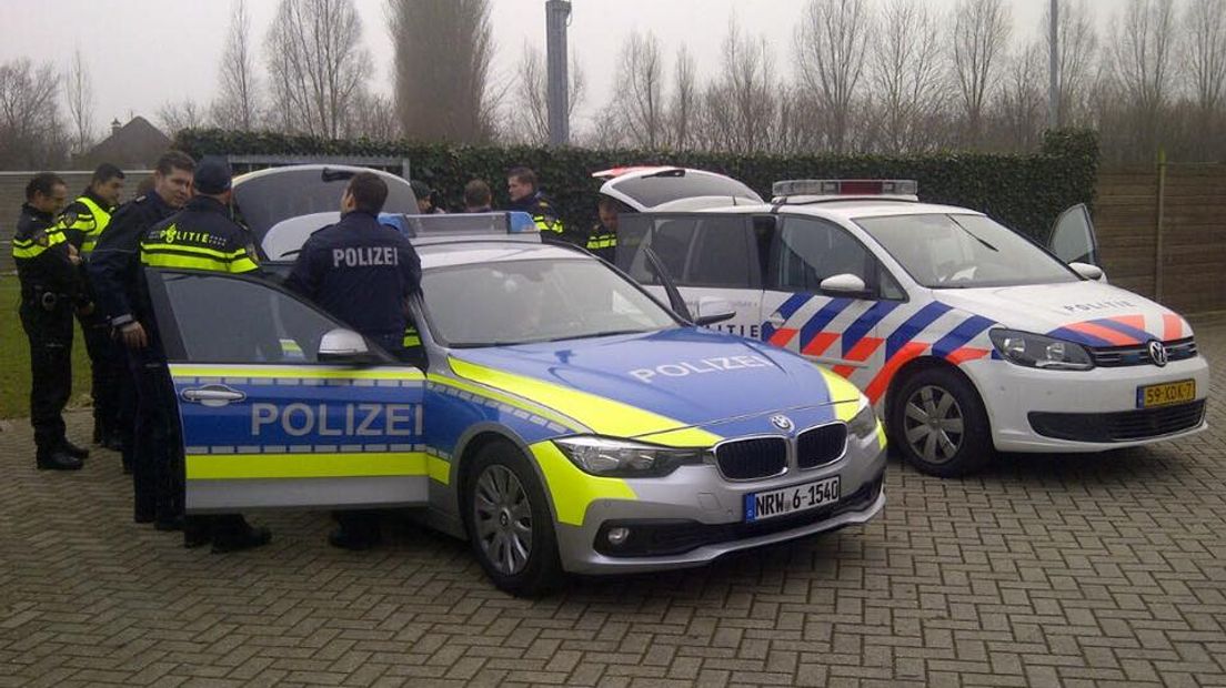 Op de grens van Nederland en Duitsland zijn agenten van beide landen samen om te oefenen en van elkaar te leren. Met de dreigingen op kerstmarkten en andere evenementen in Europa wil de politie er alles aan doen om zulke situaties te voorkomen.