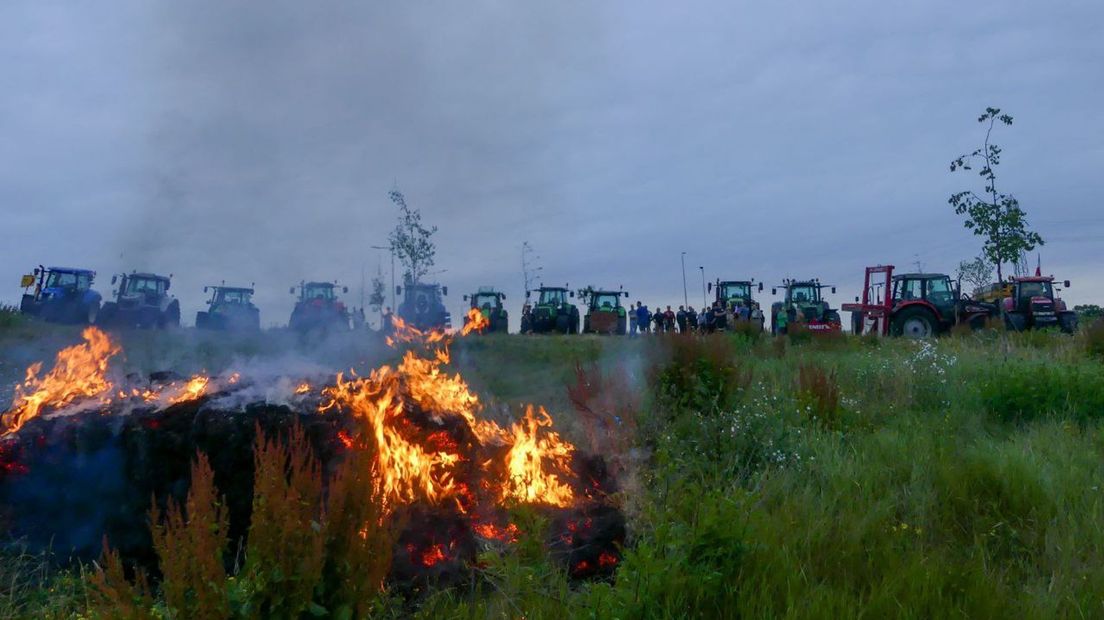 Boeren hebben langs de N18 bij Haaksbergen vanavond hooibalen in brand gestoken.
