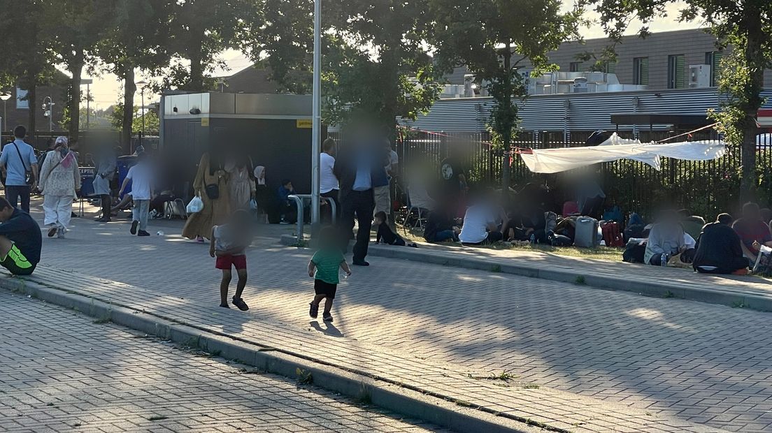 Zo'n tweehonderd asielzoekers wachten dinsdag op een plek