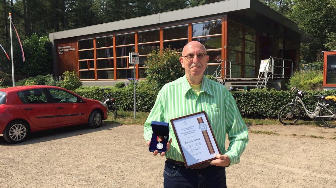 Edwin van der Wolf bij het Informatiecentrum Canadese Begraafplaats